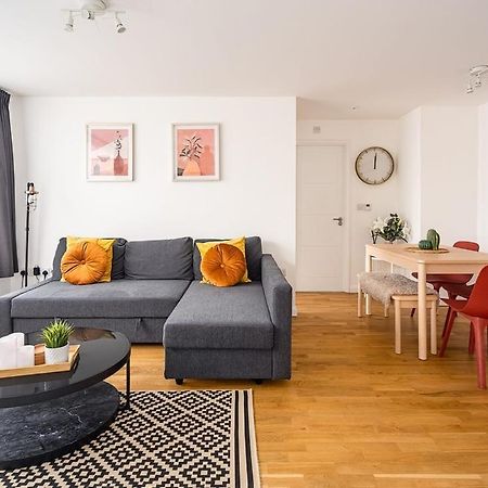 Contemporary City Centre Apartment With Parking Bath Kültér fotó