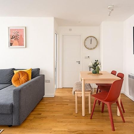 Contemporary City Centre Apartment With Parking Bath Kültér fotó