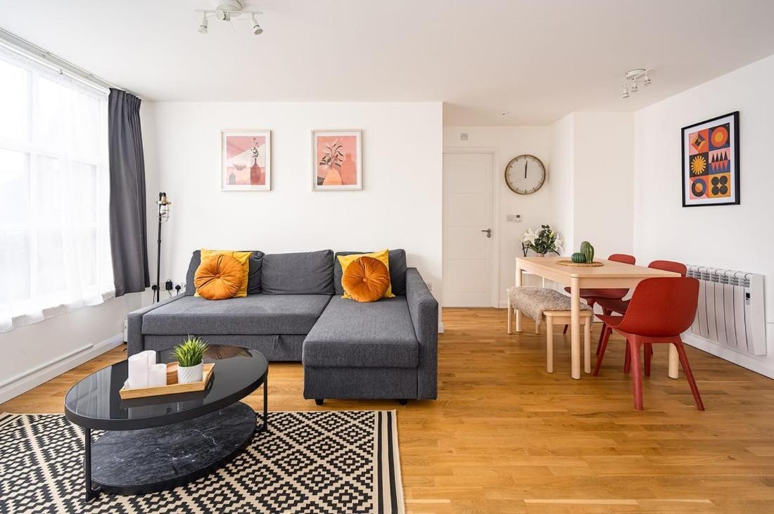 Contemporary City Centre Apartment With Parking Bath Kültér fotó