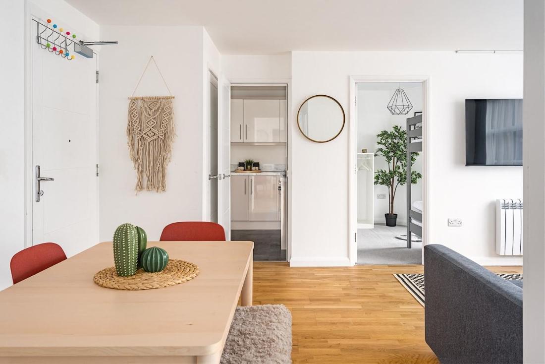 Contemporary City Centre Apartment With Parking Bath Kültér fotó