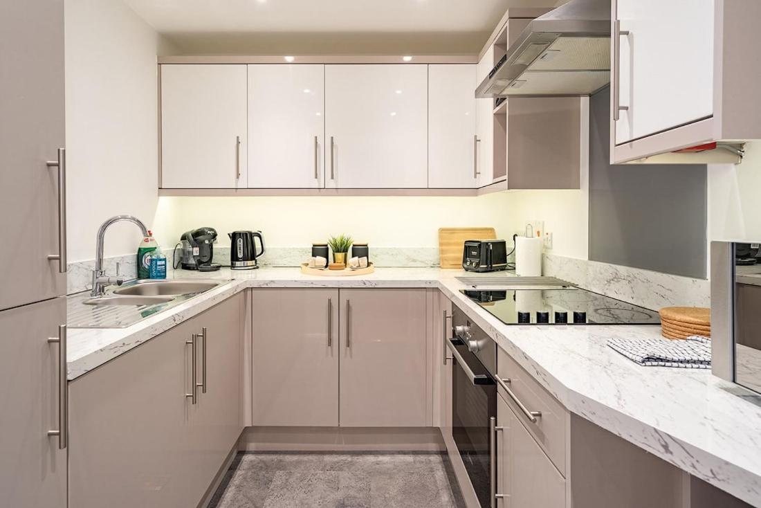 Contemporary City Centre Apartment With Parking Bath Kültér fotó