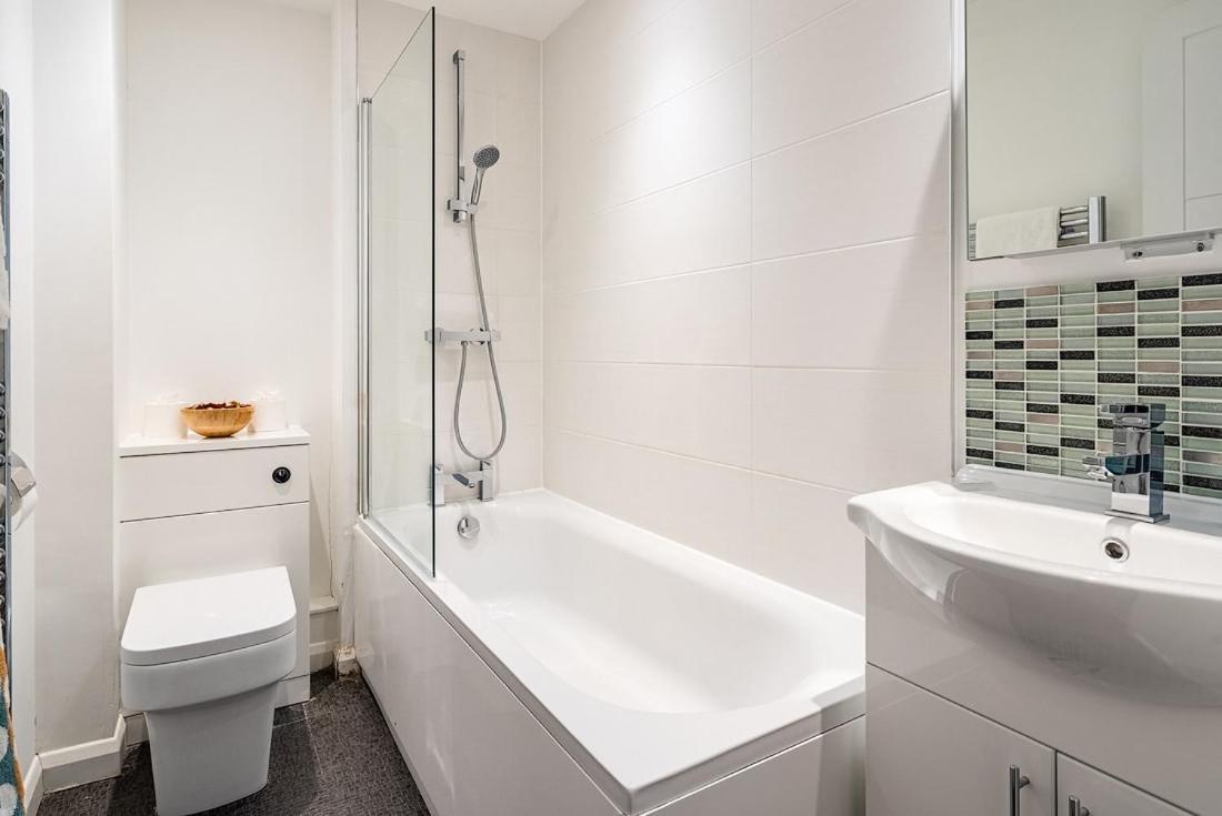 Contemporary City Centre Apartment With Parking Bath Kültér fotó
